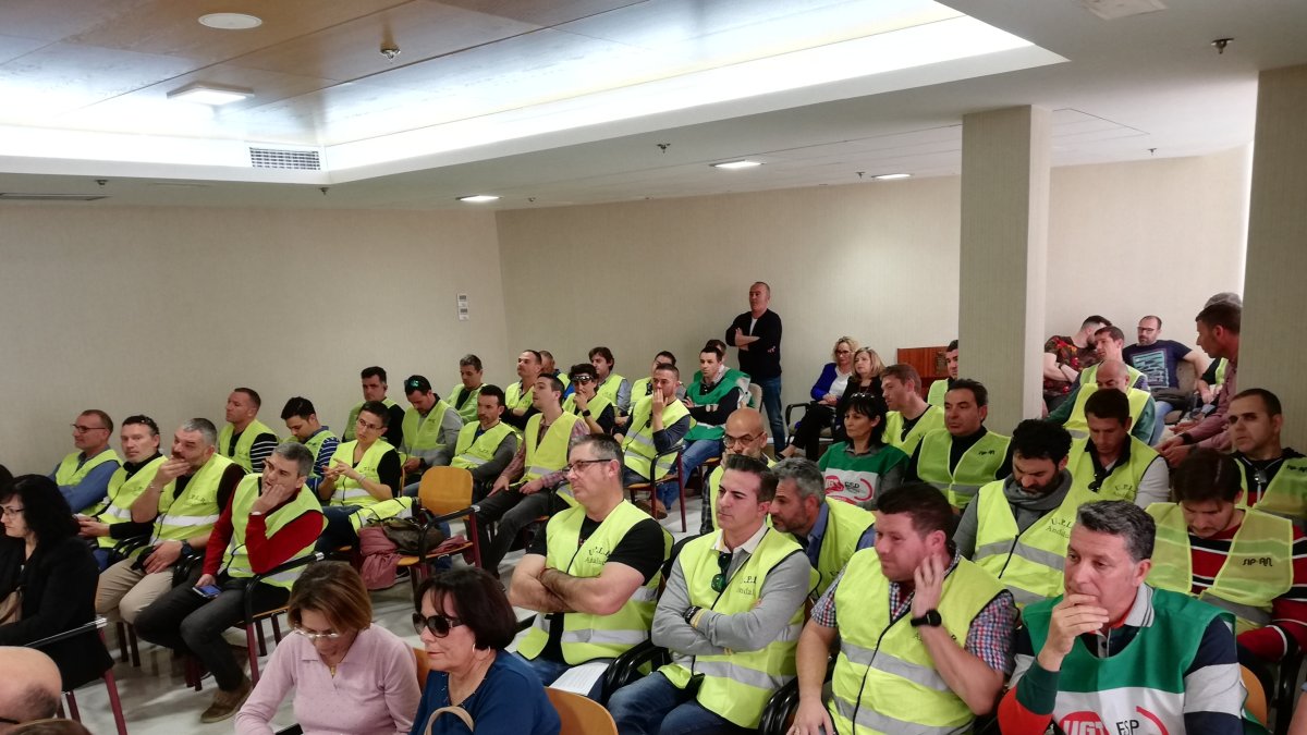 Salón de plenos repleto de miembros de la Policía Local y representantes sindicales poniendo sobre la mesa su malestar.
