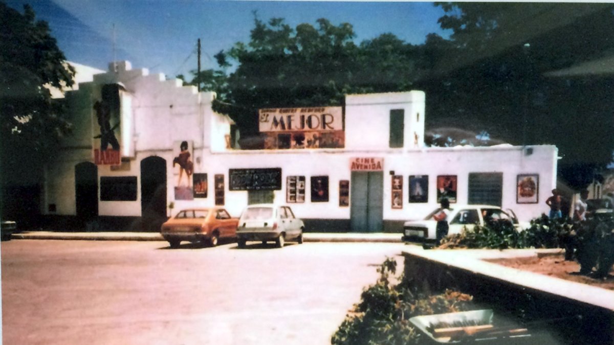 Fachada del cine Avenida en una imagen de los años 80, con el cartel de La mujer de rojo.