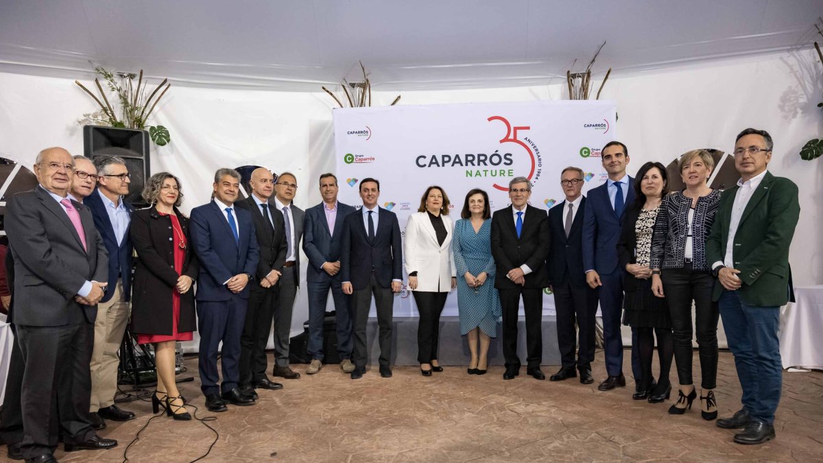 La directiva de Caparrós Nature con las autoridades presentes en el acto.