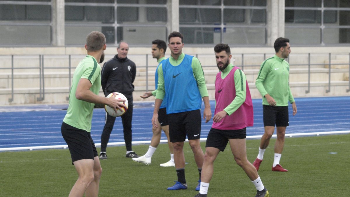 Luis Rioja se incorporó al trabajo con los compañeros.