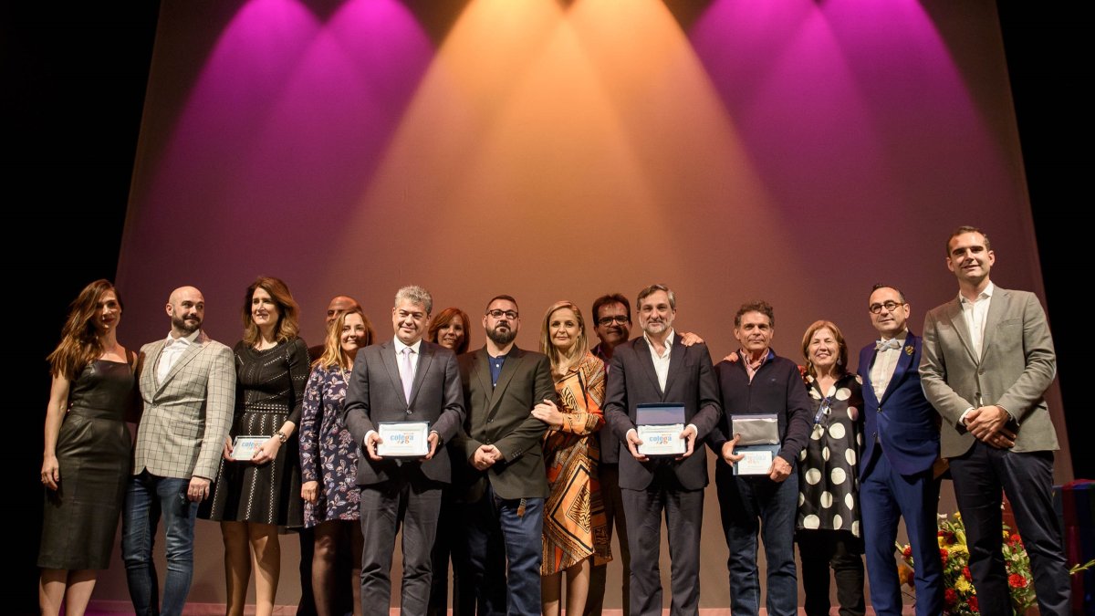 El presidente de Colega Almería, Antonio Ferre, junto a los galardonados en la XII edición y las autoridades asistentes al acto.