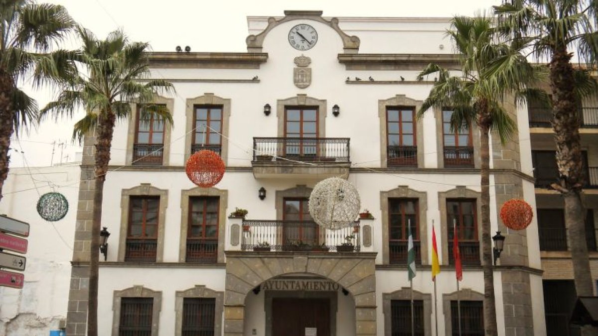 Puerta principal de entrada del Ayuntamiento de Adra.