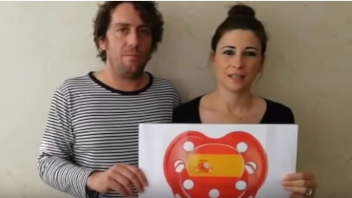 Mª del Mar e Íñigo en el video que grabaron junto a las otras familias