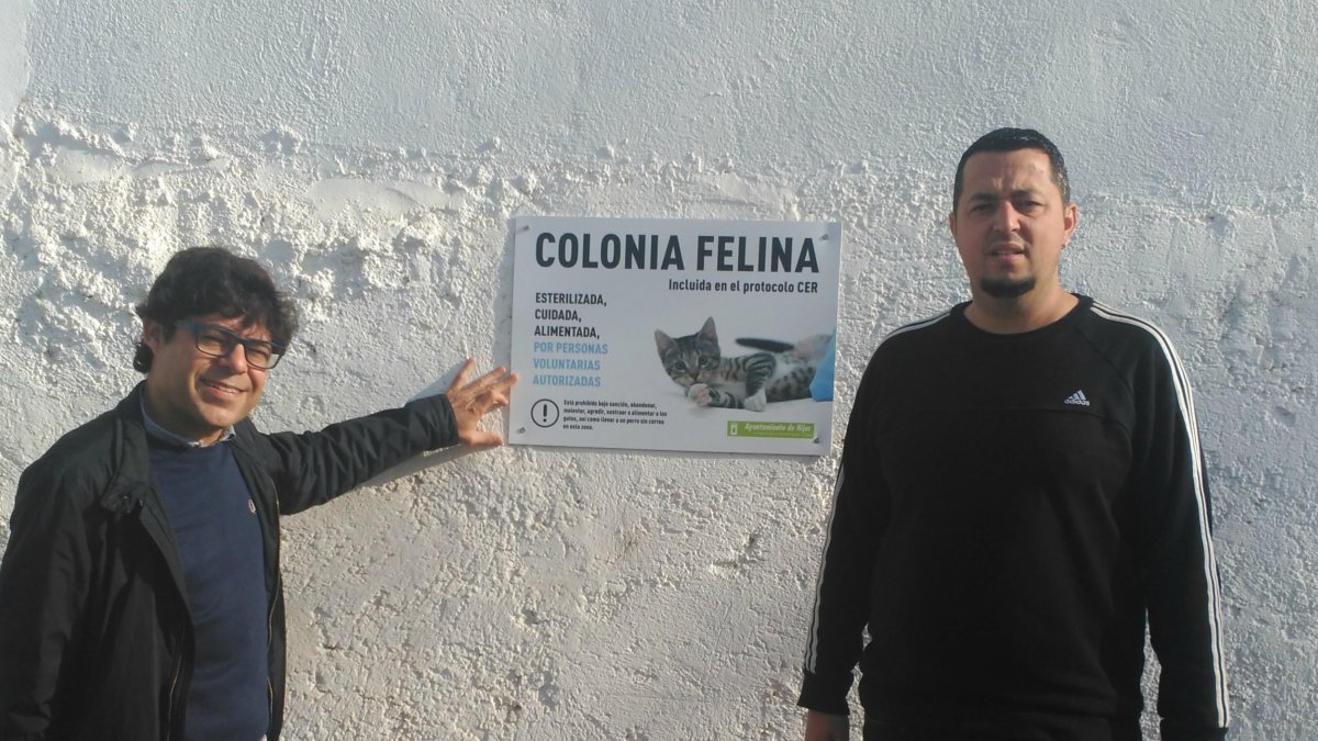 Alexis Pineda, junto a uno de los carteles que señalan las colonias