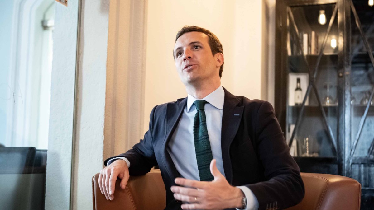 El presidente del Partido Popular atiende a LA VOZ durante su visita este martes a Almería.