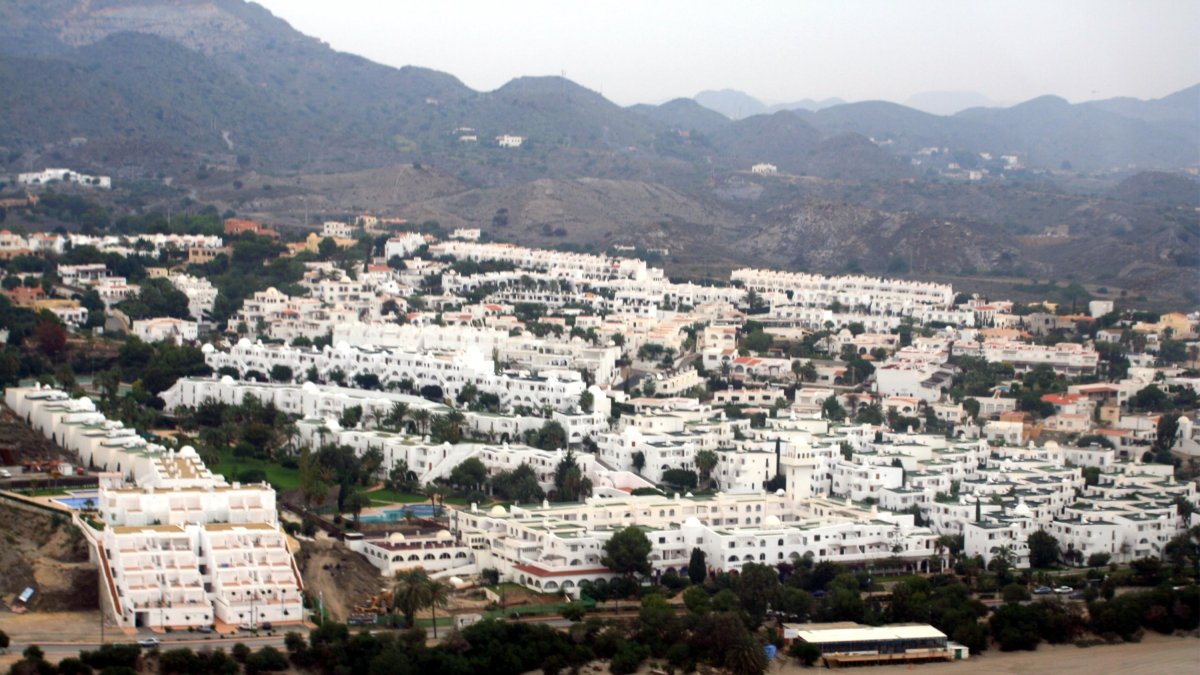 Pueblo indalo (en la imagen) reabre sus apartamentos el próximo martes 9 de abril.