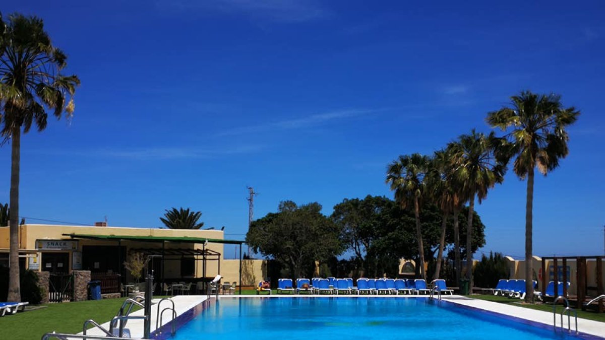 Instalaciones del camping, con su amplia piscina.