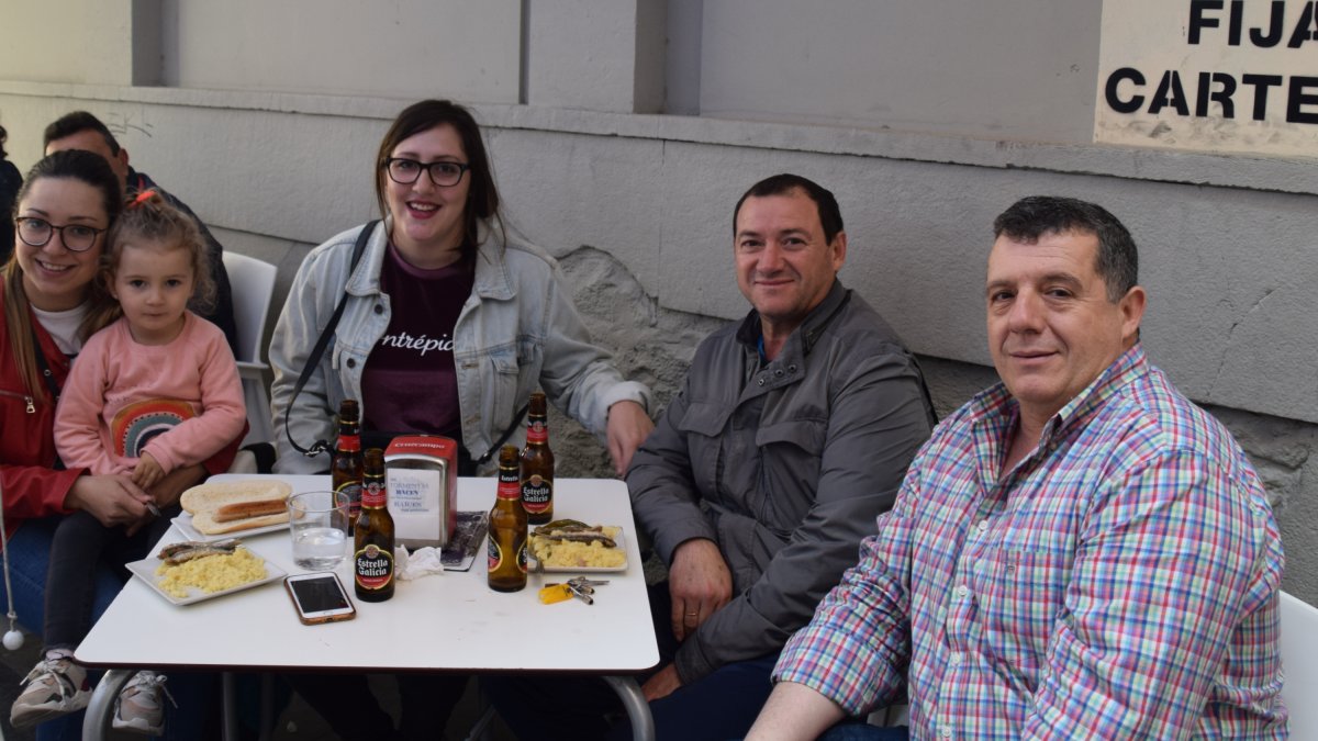 Alejandro Menjibar con la familia degustando unas migas y la tapa estrella de la casa de esta ruta, su empanadilla criolla artesana.