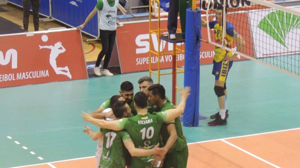 Los ahorradores celebrando uno de los puntos del partidazo ante Ibiza.