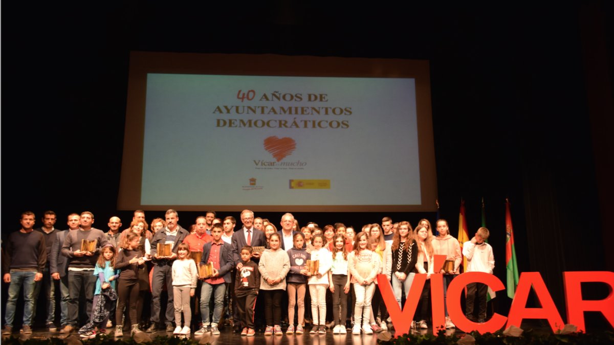 Foto de familia con los galardonados.