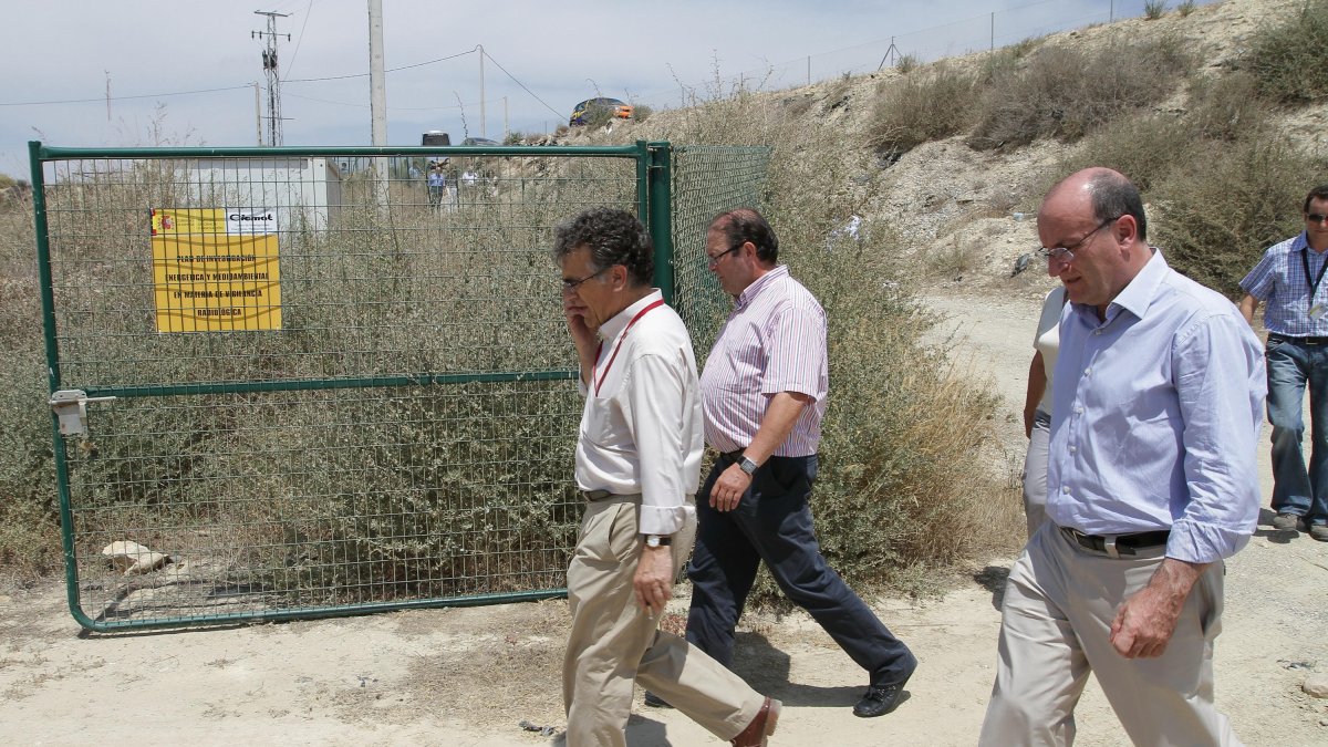 Visita a la zona perimetrada por parte de técnicos en una imagen de archivo.