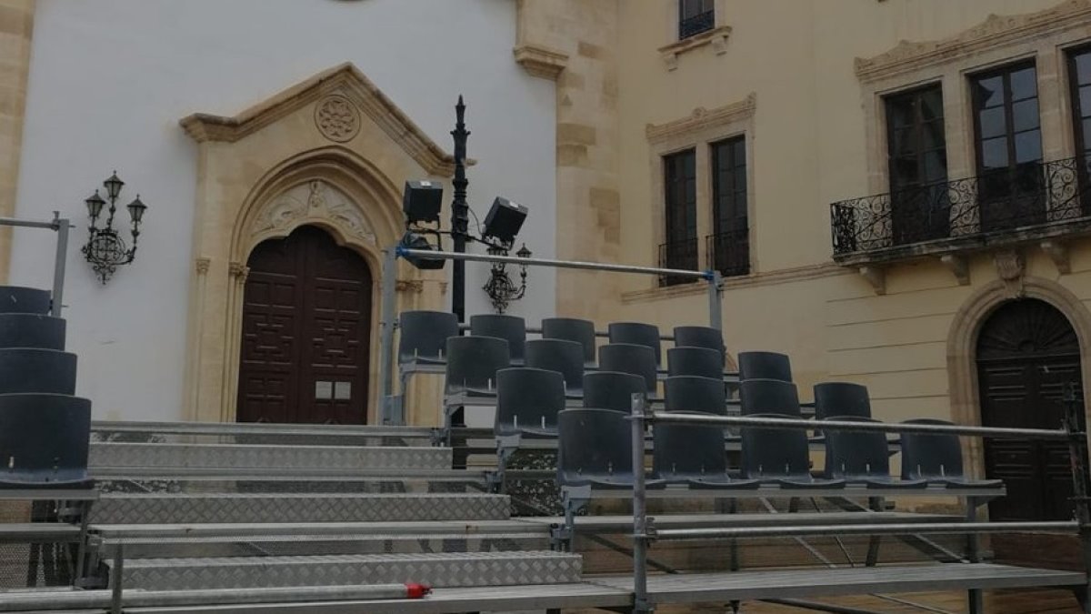 La grada cruzará de acera en unos días. Foto: Dani Pérez.