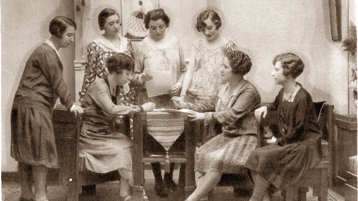 Jimena sentada a la izquierda frente a Clara Campoamor, en la Conferencia de Mujeres Universitarias en Madrid en 1928. Hemeroteca Nacional