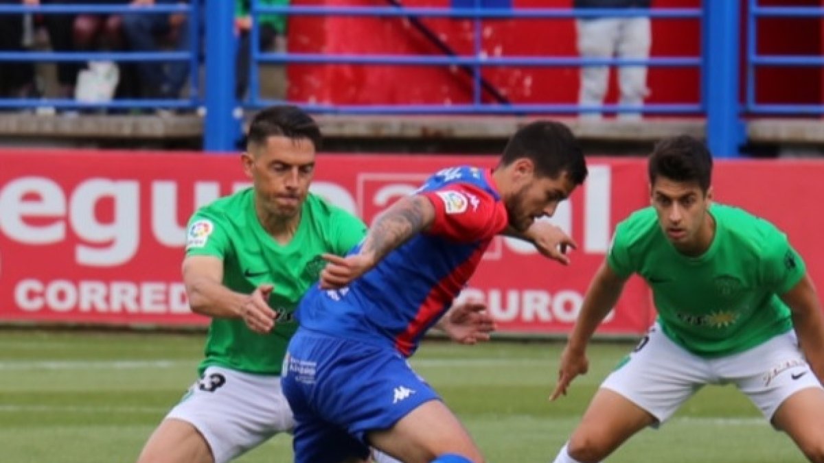 Rocha y César de la Hoz presionan a Olabe en una jugada del partido.