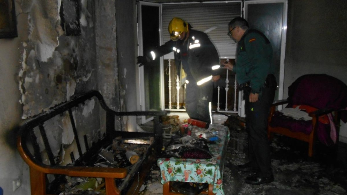 Imagen cedida por Bomberos del Levante del interior de la vivienda siniestrada.