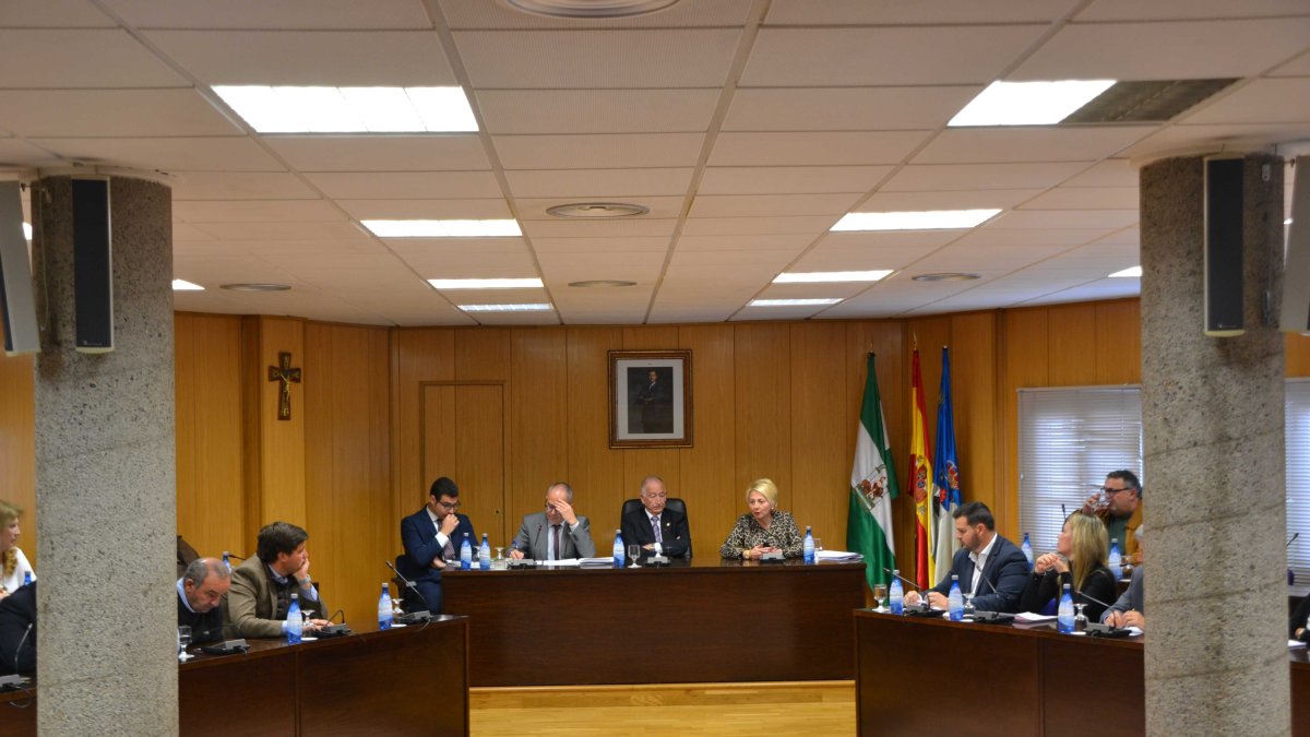 Pleno en el Ayuntamiento de Roquetas de Mar en una imagen de archivo.