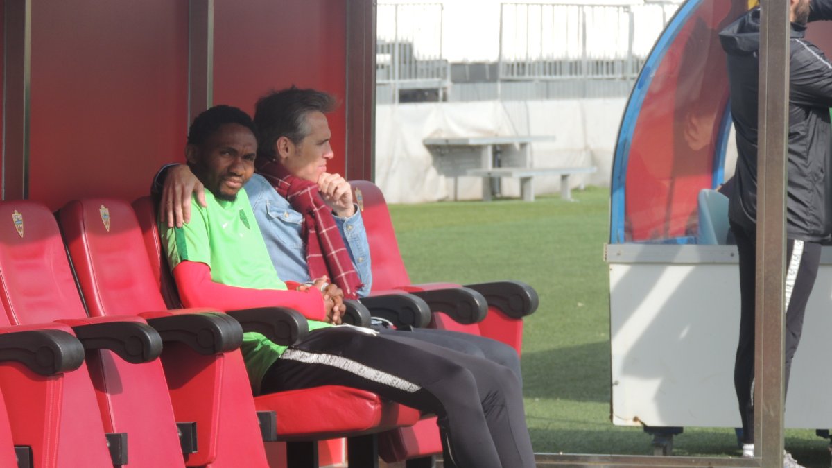 Corona con Owona, el único central con contrato para la próxima temporada.