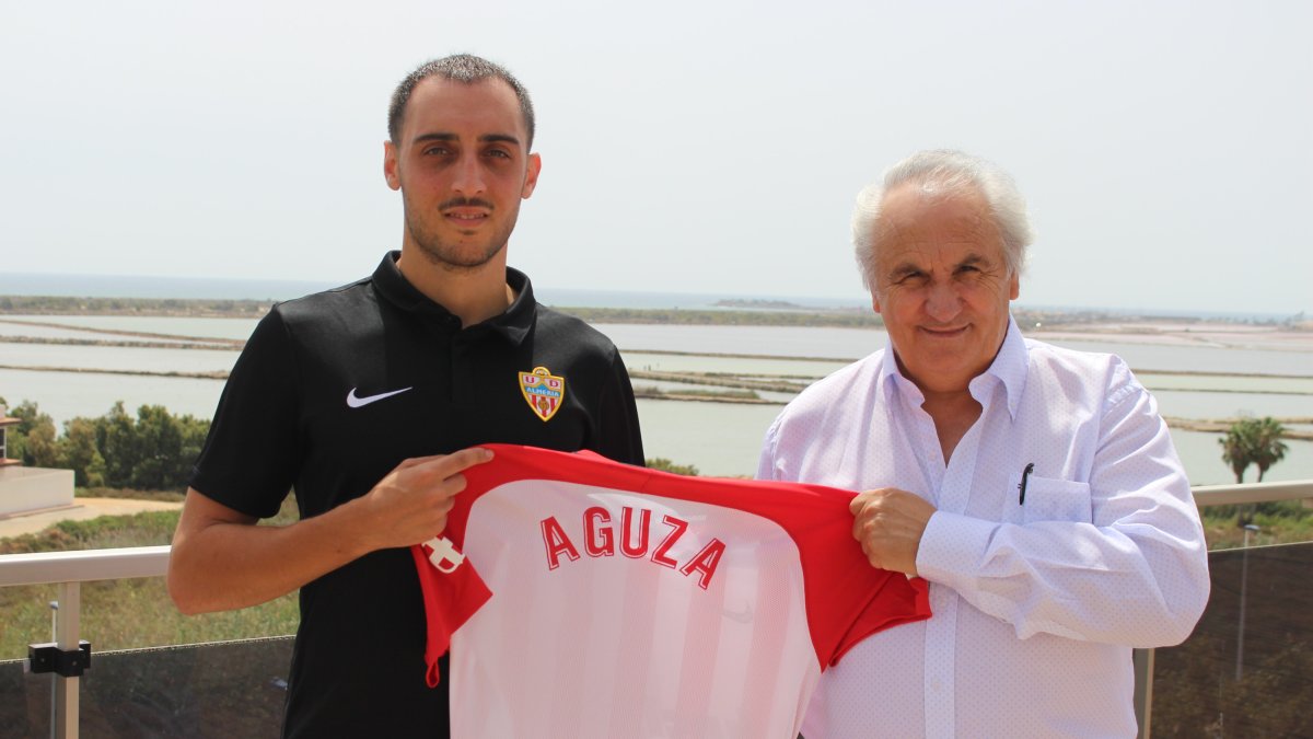 Aguza con el presidente del Almería Alfonso García.