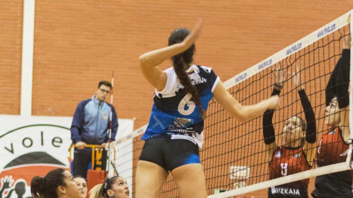 La jugadora almeriense atacando la pista rival.