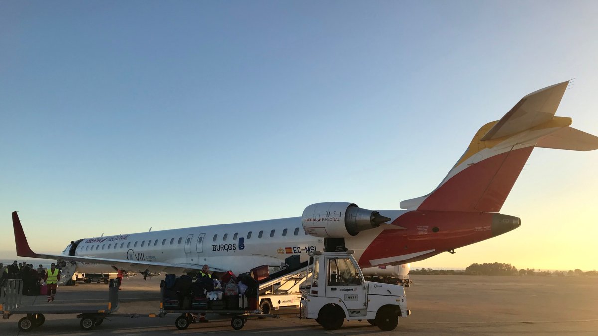 Uno de los aviones tras aterrizar en el aeropuerto de Almería procedente de Madrid.