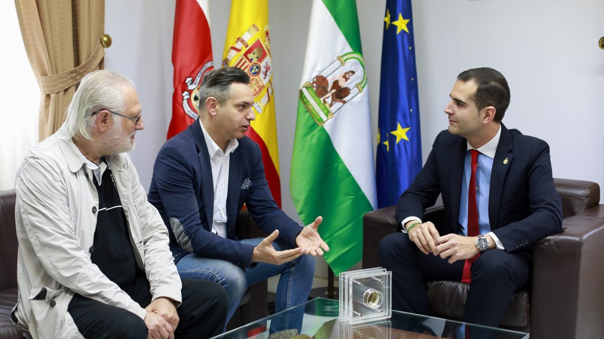 Carlos Felipe, junto a su padre y el alcalde Ramón Fernández-Pacheco.