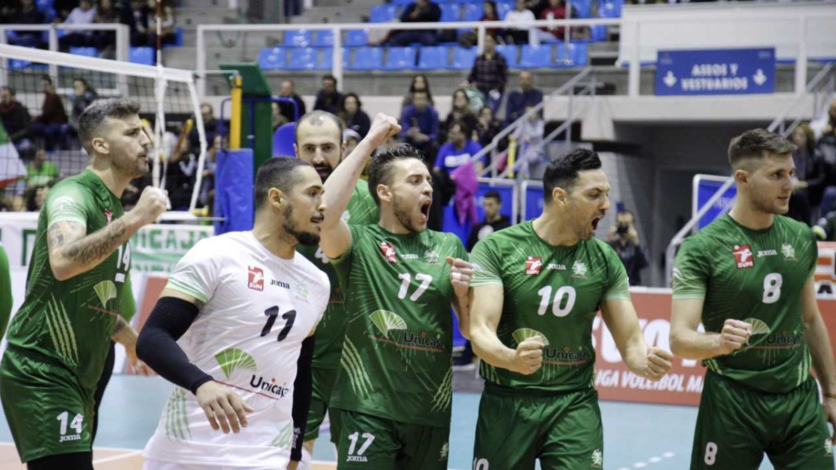 Los jugadores del Unicaja celebrando la victoria.