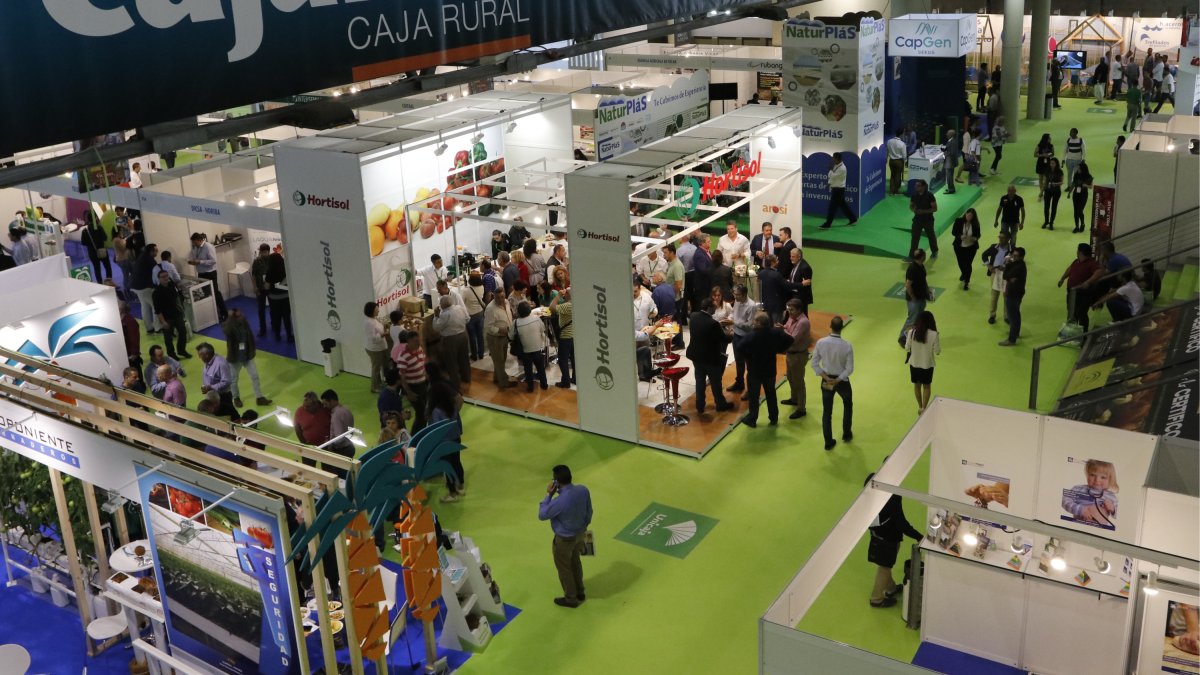 Profesionales del sector, durante su visita a los stands de empresas expositoras en Infoagro Exhibition 2017
