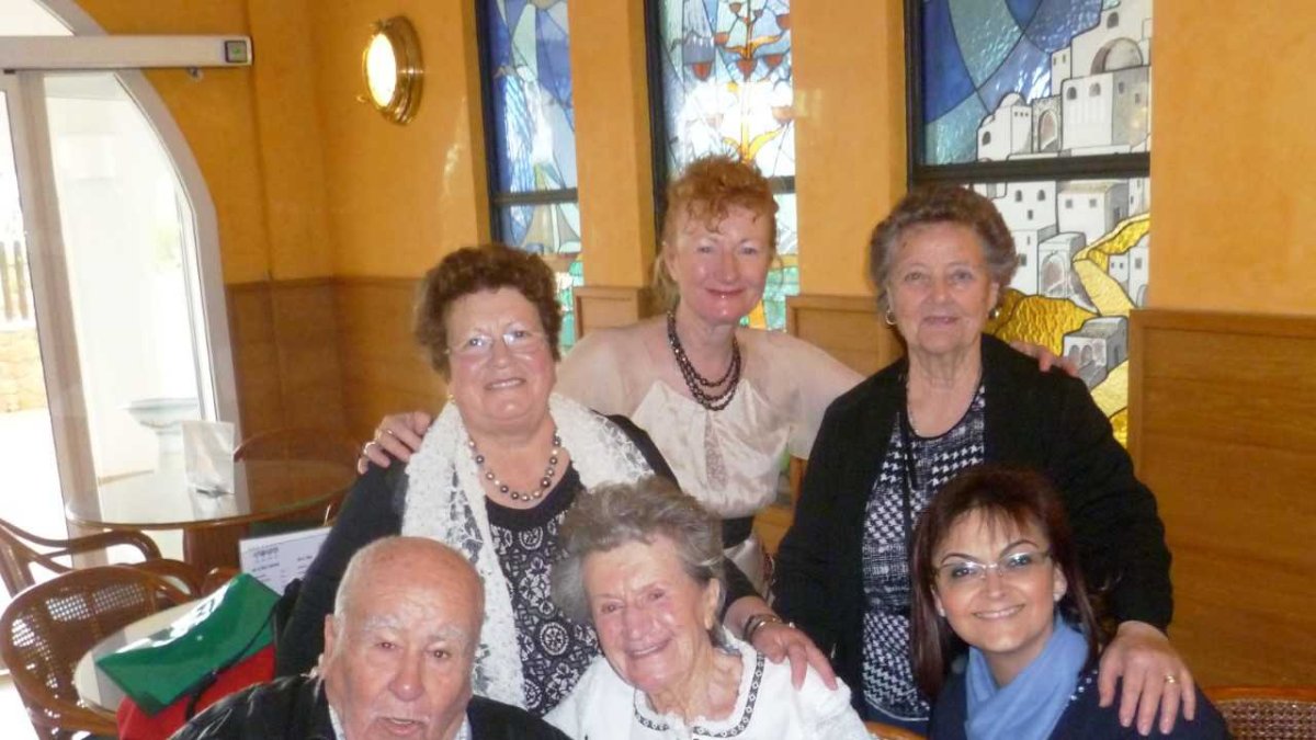 Edna ha celebrado su cumpleaños rodeada de familiares y amigos.