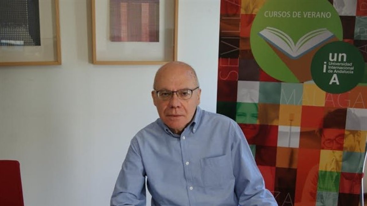 Justo Navarro mantiene un encuentro con lectores.