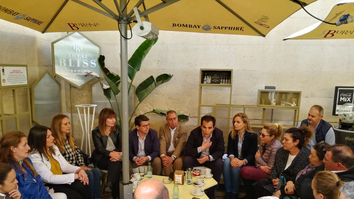 Un momento en la reunión entre dirigentes populares y pacientes.