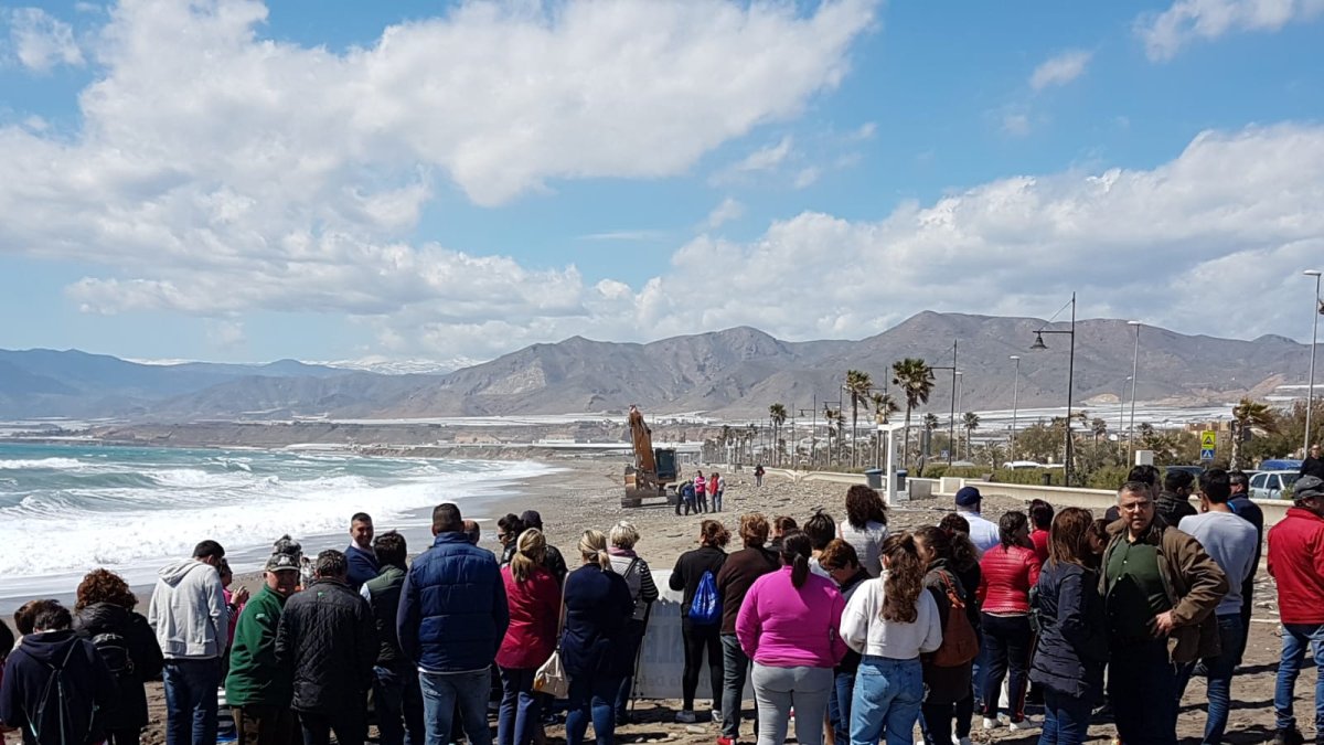 Vecinos concentrados en la playa para evitar el paso de las máquinas.