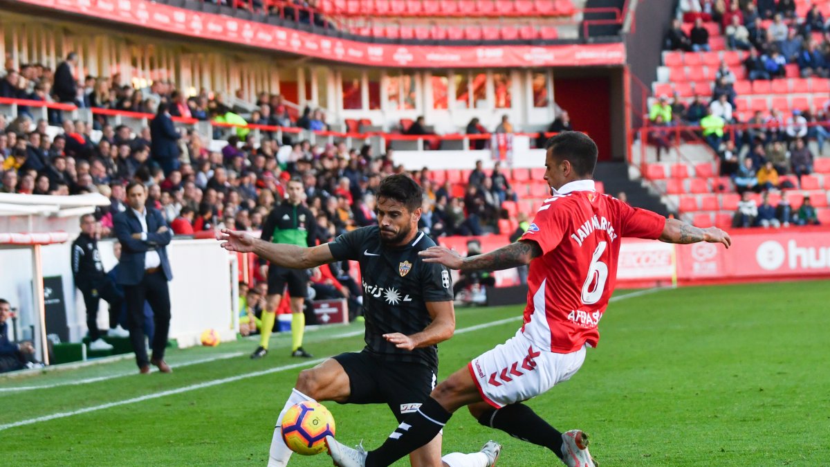 El Nástic frenó al Almería en el Nou Estadi (2-2).