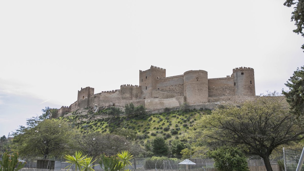 Vista menos conocida del Conjunto Monumental de la Alcazaba desde el Parque de La Hoya.