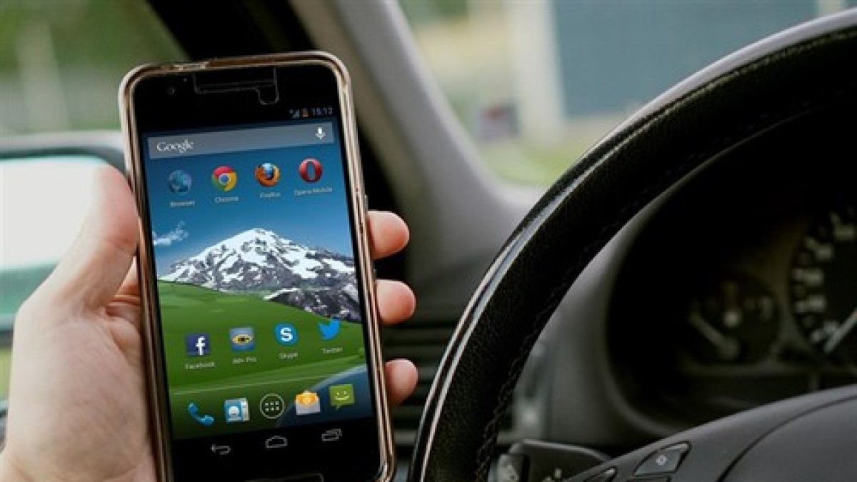El uso del móvil al volante es la primera causa de muerte en la carretera.