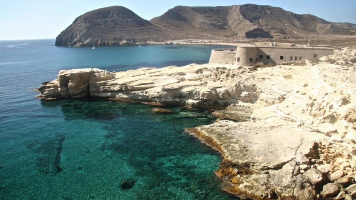 Vista del Playazo con el Castillo de San Ramón en primer plano.