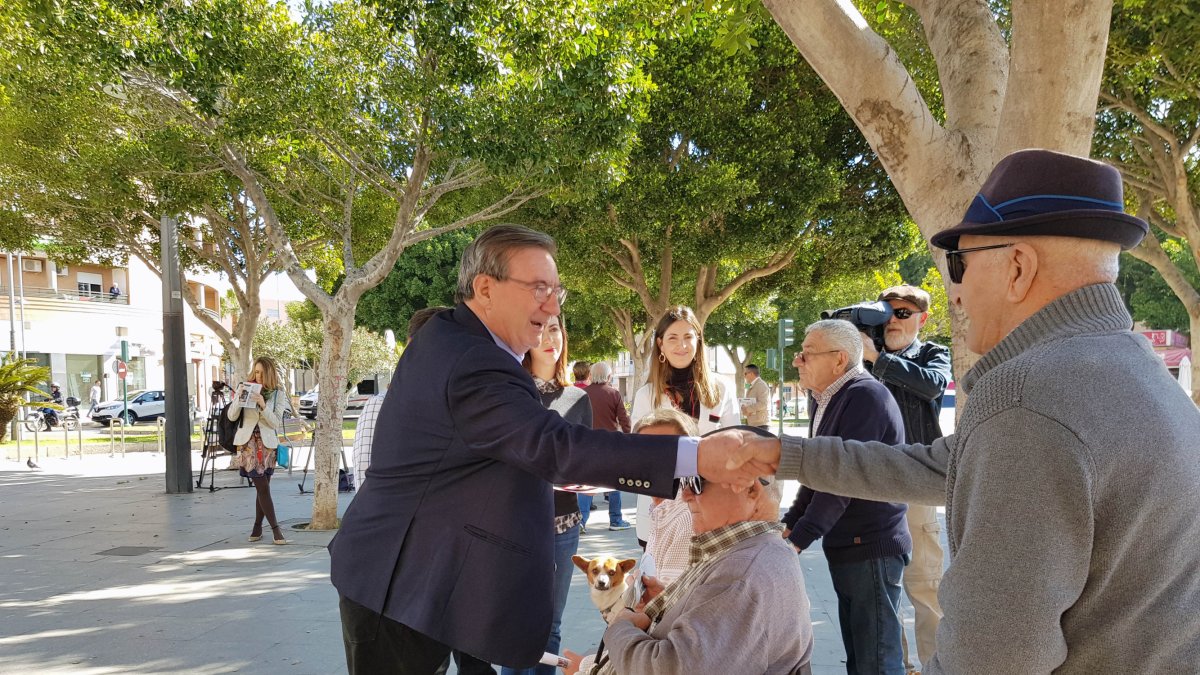 Fernando Martínez saludando a algunos almerienses
