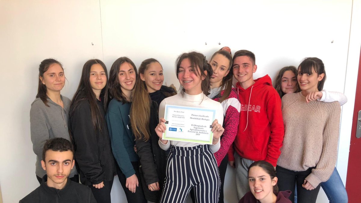 Ana Quero, ganadora de la Olimpiada de Biología, y sus compañeros del IES El Alquián.