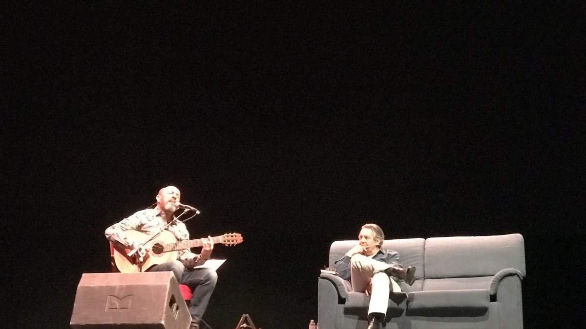 Javier Ruibal y felipe Benítez Reyes en el Auditorio ‘Ciudad de Vícar’.