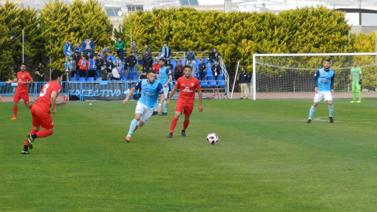 Jordan Sebann disputando un balón en un partido de liga en Santo Domingo.