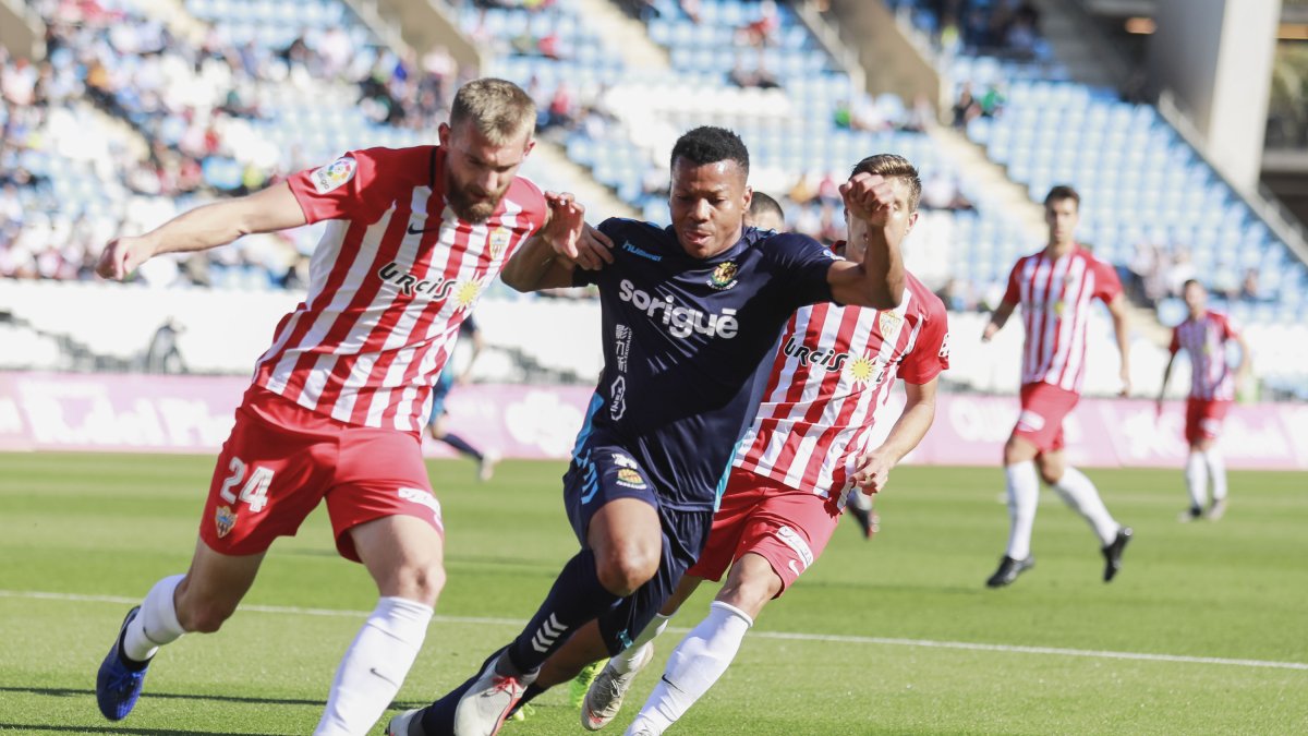 Instantánea del partido entre la UD. Almería y el Nástic.