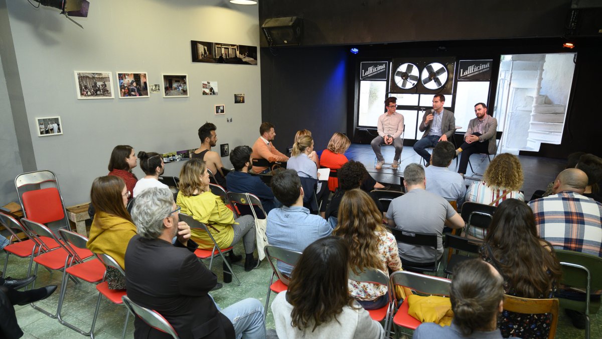 Imagen de la reunión celebrada ayer en La Oficina.