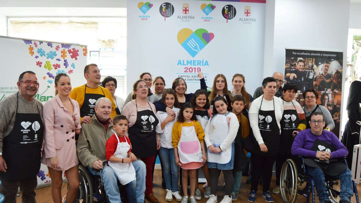 Foto de familia de los participantes en el taller junto a la chef Esther Requena.