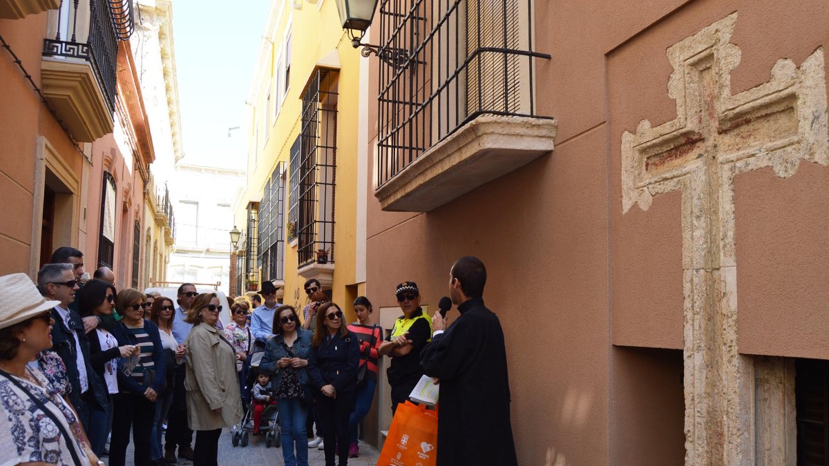 Uno de los momentos de las explicaciones ofrecidas a los turistas.