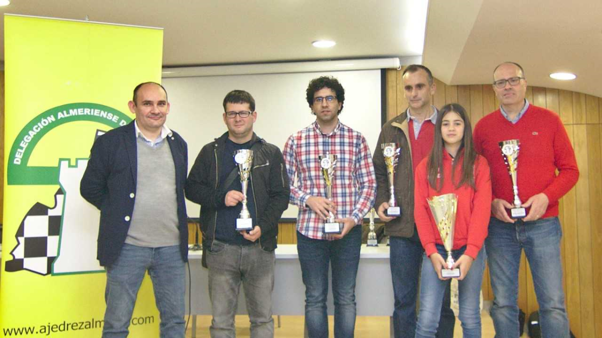 Los campeones con sus premios.