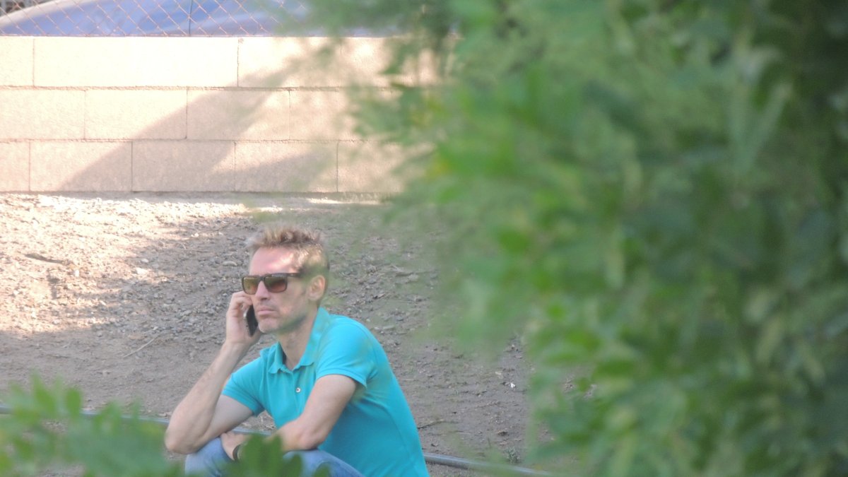 Corona vive casi pegado al móvil hablando con los representantes.