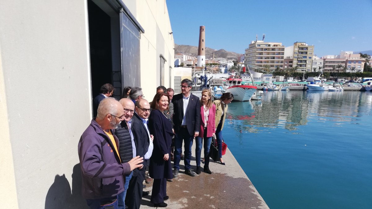Delegación local y autonómica durante la visita al Puerto de Adra.