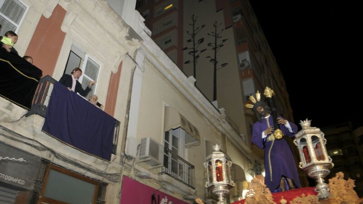 La esquina de Navarro Rodrigo con Reyes Católicos, uno de los lugares de referencia del Lunes Santo.