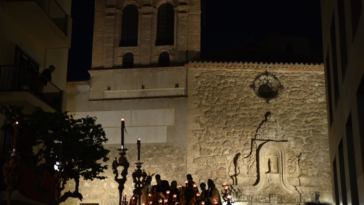 El paso de Jesús acompañado por los Doce Apóstoles, rebasa el Convento de Las Puras.