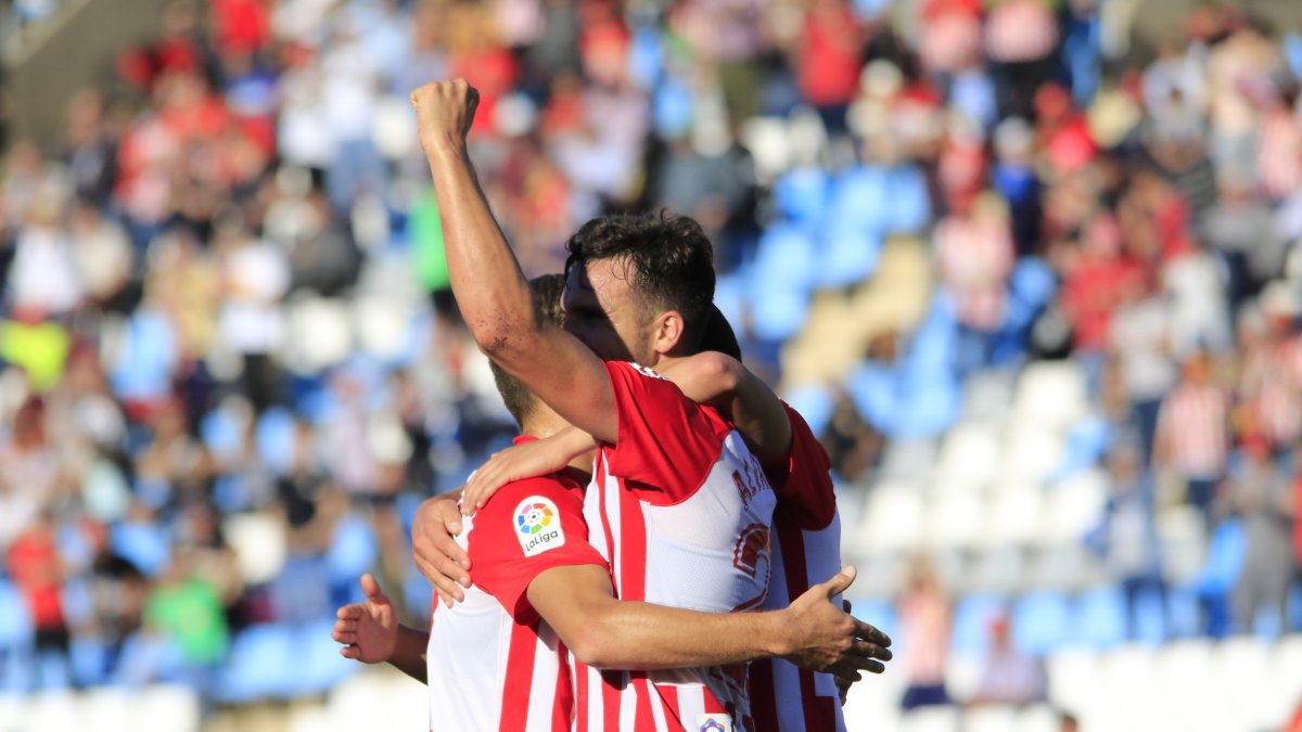 Puño en alto celebrando una Liga que puede acabar en Primera.