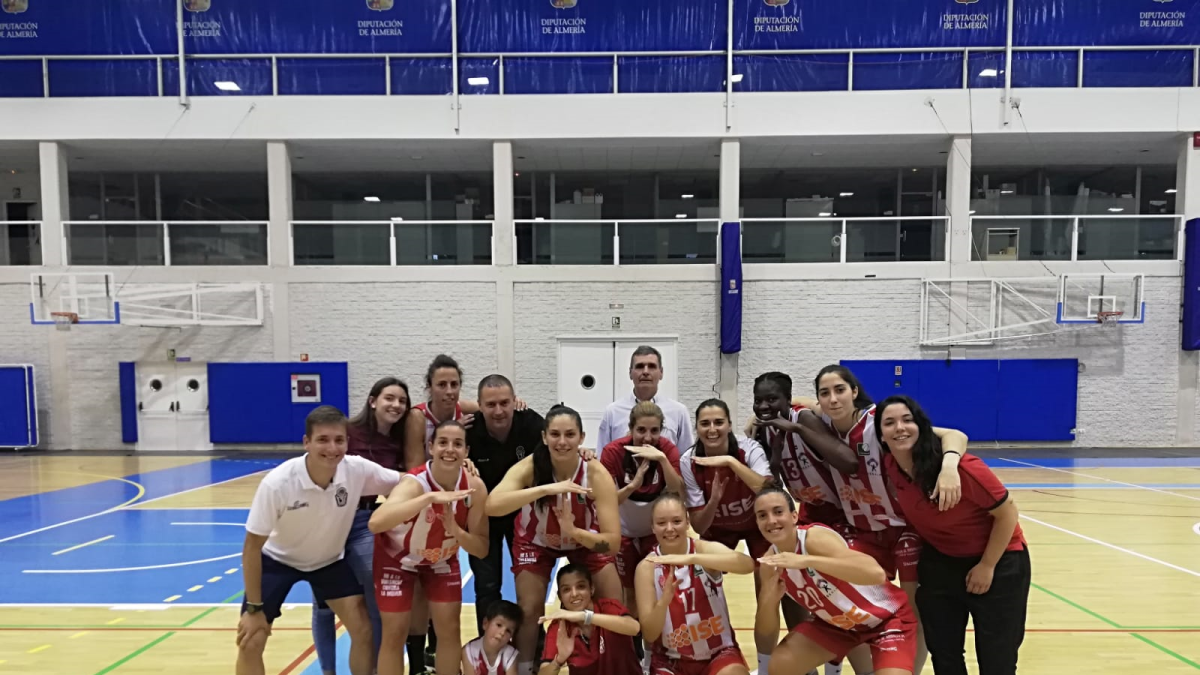 Las almerienses celebrando en la pista.